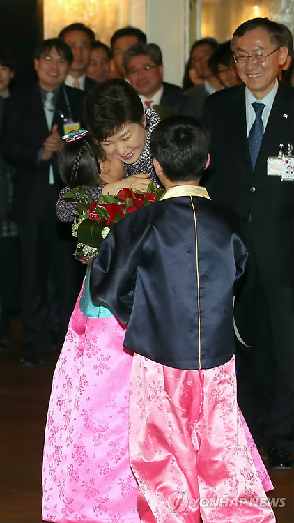 스위스 동포 어린이와 포옹하는 박 대통령