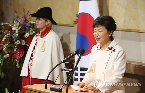 답사하는 박 대통령