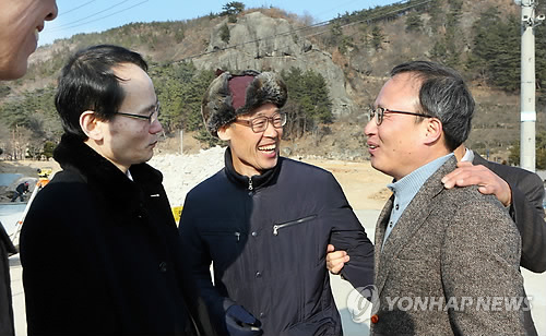 반갑게 인사하는 부림사건 피해자들