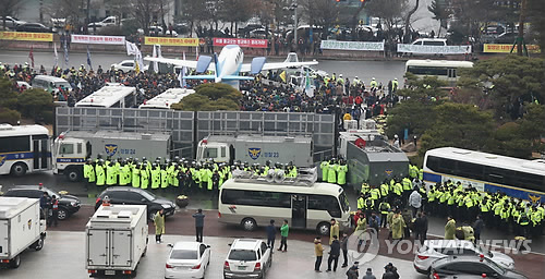 희망버스 참가자들 막아선 경찰