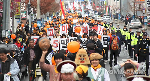 거리 행진하는 밀양 희망버스 참가자들