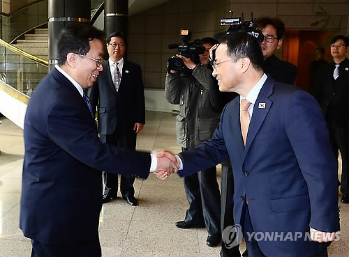 악수하는 남북 수석대표