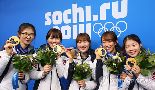금메달 든 쇼트트랙 여자 대표팀