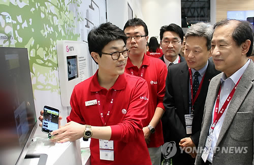 이상철 부회장, MWC 2014 LG부스 방문