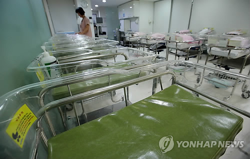 한국의 출산율이 전 세계에서 최하위권인 것으로 나타났다. 사진은 서울 시내 한 병원의 신생아실. (연합뉴스 DB)