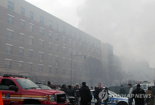 뉴욕 한복판 빌딩2채 폭발·붕괴, 2명 사망…아비규환