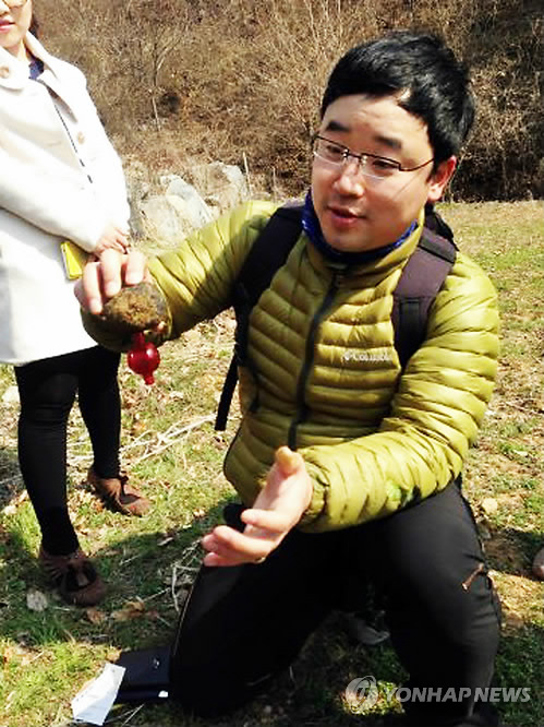 진주서 탐사객이 운석 추정 암석 발견