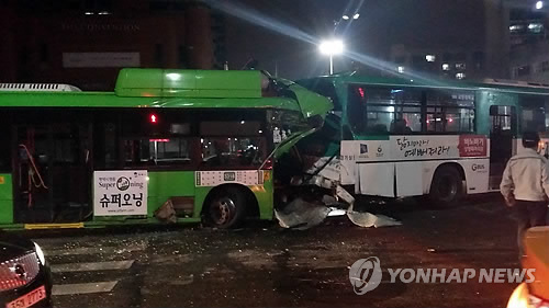 서울 송파구청 사거리서 버스 추돌…2명 사망·17명 부상