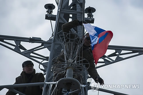 우크라 전함에 내걸린 러시아 국기