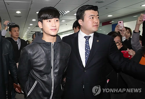 '별그대' 김수현 대만 도착…공항 마비