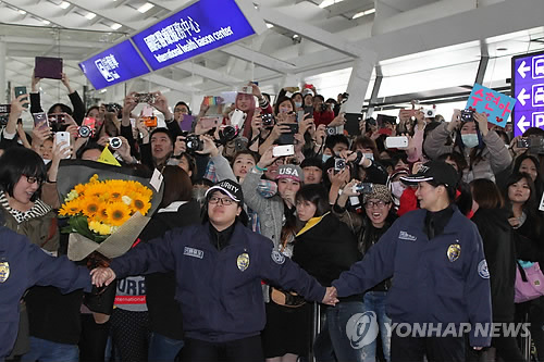 '별그대' 김수현 대만 도착…공항 마비