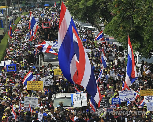 방콕 거리 행진하는 반정부 시위대