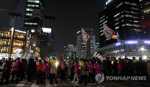 야간집회, 행진하는 시위대