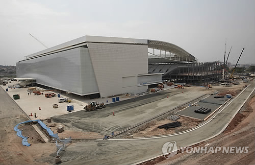 월드컵 개막경기장 아직 '공사중'