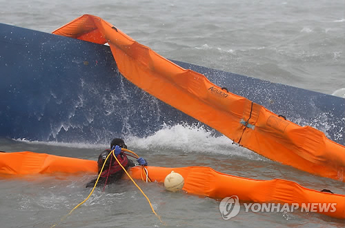 <여객선침몰/> 필사의 수색 작업