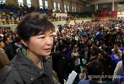 실종자 가족들에게 답변하는 박 대통령