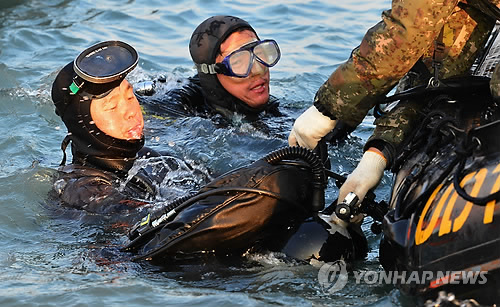 물 밖으로 얼굴 내민 잠수사들