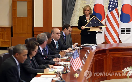 미국 측이 전달하는 성조기