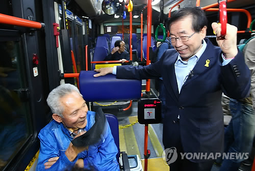 박원순 후보 '첫차에서 시민들과 함께'