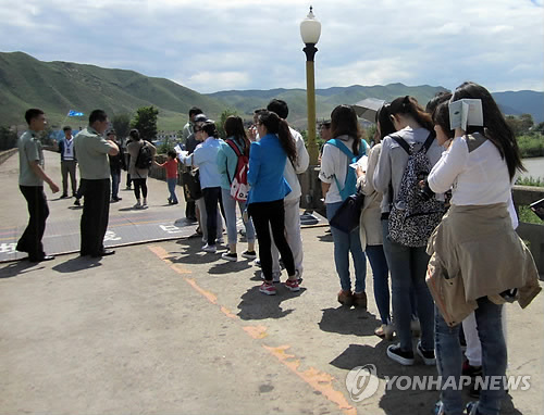 북한 입국하는 중국인 관광객들