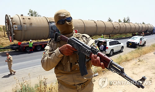 정유소 경계중인 쿠르드자치정부(KRG)  군조직 페쉬메르가 전사