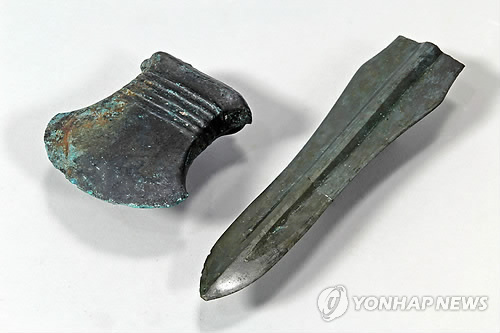 춘천 중도서 발굴된 청동도끼와 청동검