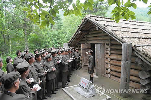 北 혁명전적지답사행군대 김정일 출생지 방문