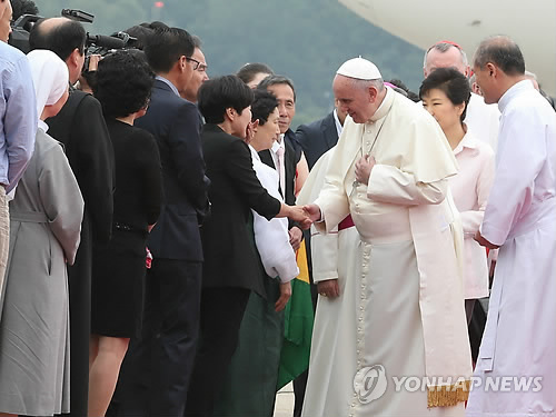 세월호 유가족과 인사하는 프란치스코 교황