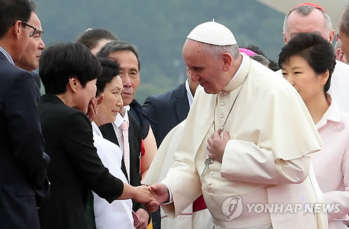 세월호 유가족과 인사하는 프란치스코 교황