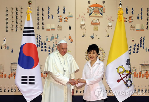 프란치스코 교황과 악수하는 박 대통령