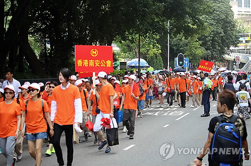 거리로 나선 친 중국 성향 홍콩 시민들