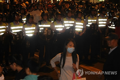 홍콩 시위 캠프 철거 경찰과 시위대 충돌