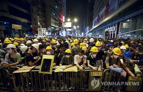 바리케이드 뒤에 집결한 홍콩 민주화 시위대