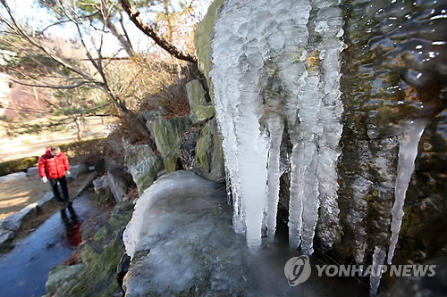 '춥다 추워' 얼어붙은 인공분수대