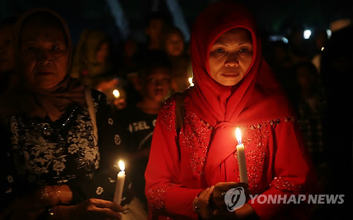 에어아시아 실종자들을 위한 촛불 기도회(AP=연합뉴스)