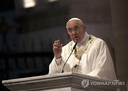필리핀 성당서 강론하는 교황