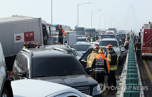 '안갯속 연쇄 추돌' 꽉 막힌 영종대교