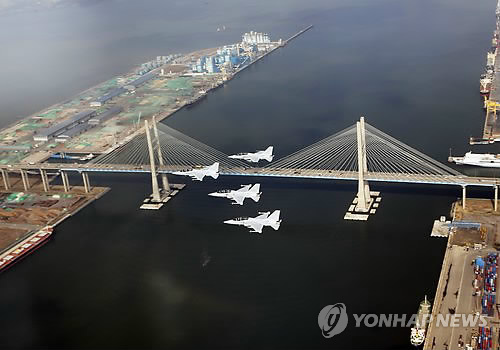 1日,韩国空军国产战斗机fa-50飞行队在平泽港和西海大桥上空进行