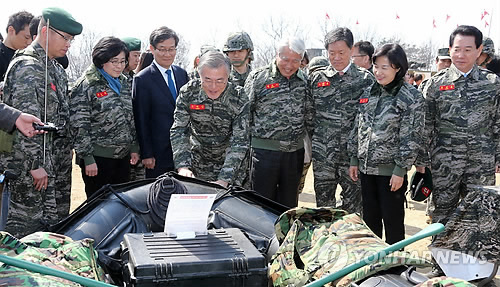 해병대 장비 보는 야당 지도부