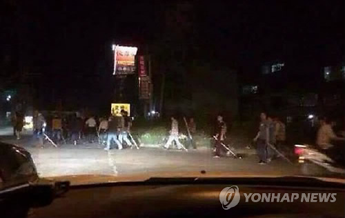 중국 농민 고속철역 점거 과격 시위…경찰과 충돌