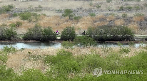 낙동강 생태공원 4륜마차 달린다…레저기구 유료 대여