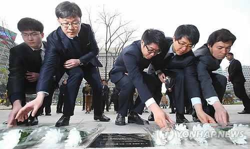 세월호 합동분향소 표지석에 헌화하는 서울시 직원들