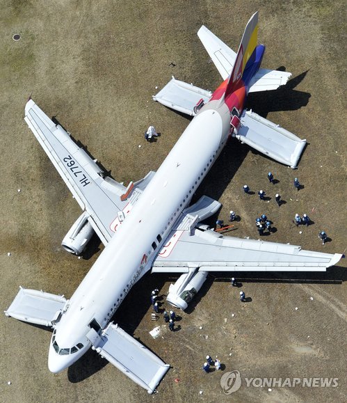 활주로 이탈사고…상처투성이 아시아나 항공기