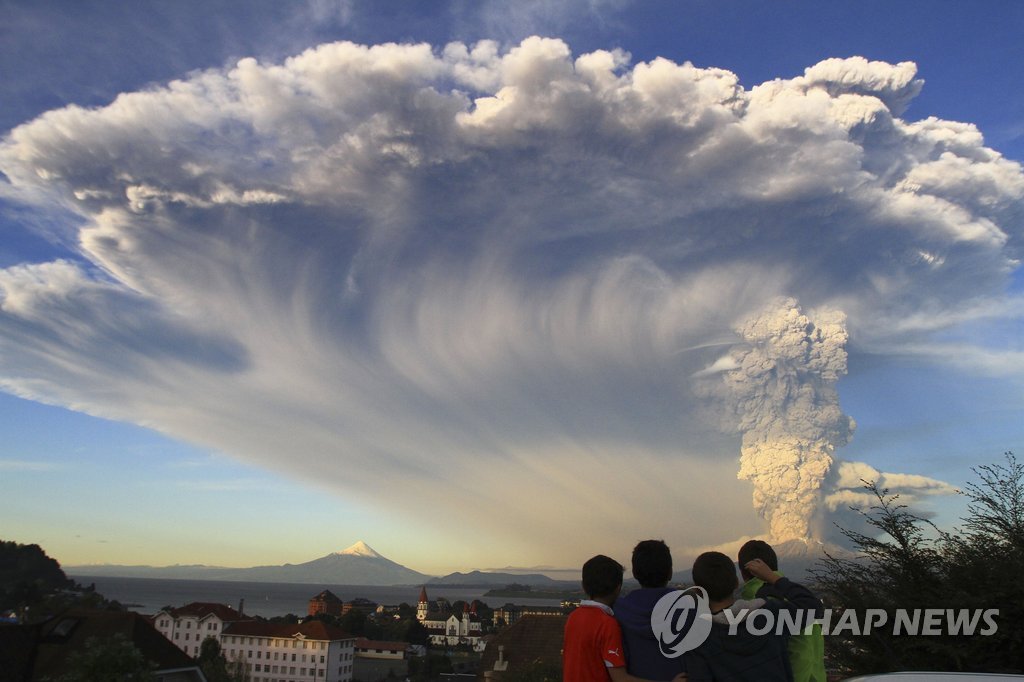 칠레 칼부코 화산 분출