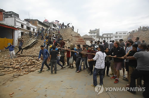 지진 매몰자 구조작업 나선 네팔 주민들