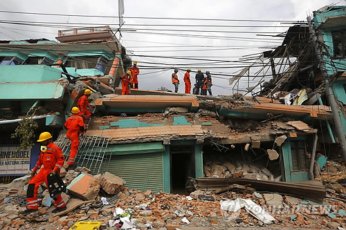 印 재난구호팀, 네팔 대지진 구조 현장 투입