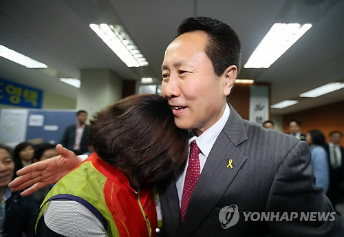 선거운동원 격려하는 새정치민주연합 조영택 후보