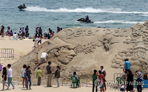 해운대에 동화 속 피터팬 모래 작품