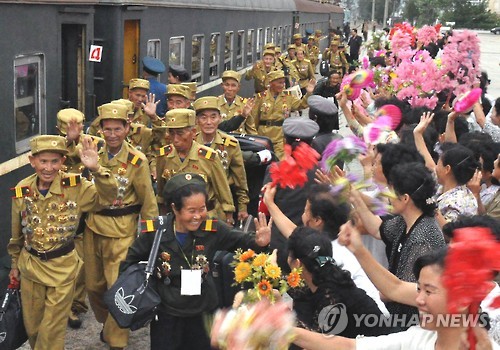 2015년 제4차 전국노병대회 참가자들이 주민들의 환대를 받는 모습