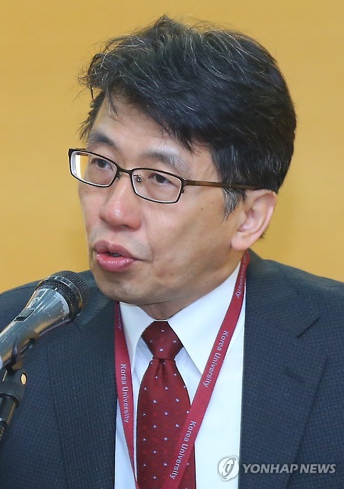 Shunya Yoshimi, a professor of sociology at the University of Tokyo, speaks during a forum on the Northeast Asian community at Korea University in Seoul on ... - PYH2015080301770034100_P2